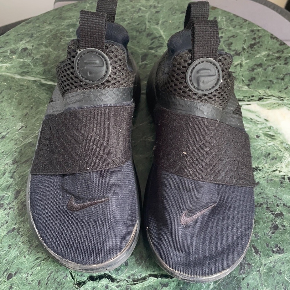 NIKE BLACK TODDLER SNEAKERS SIZE 10